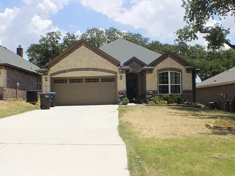 3812 Oak St — Photo 1
