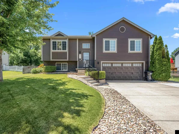 1910 Southview Dr, Papillion, NE 68046
