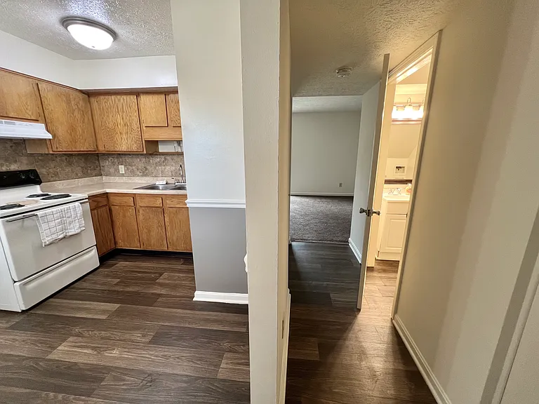 Mayfair Apartments — Photo 32
