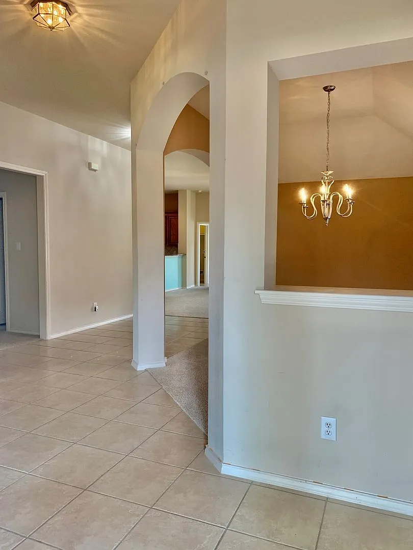 3 bed, 2.0 bath, 2185 sqft, $2,300 — Photo 2