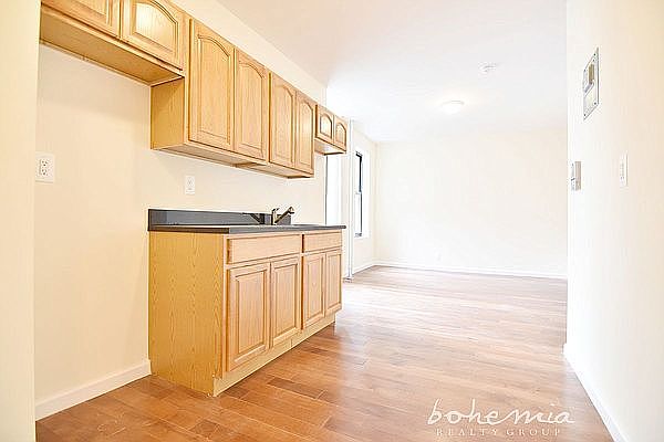 1st image of 707 W 180th St Floor 4