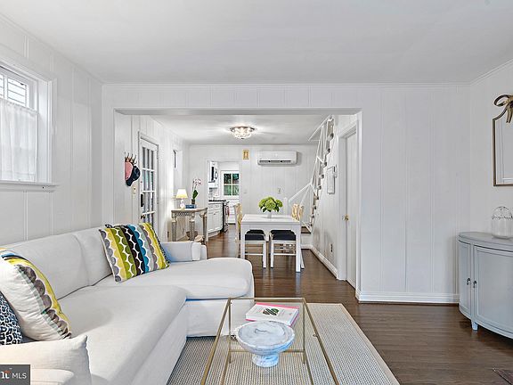 2nd image of 210 King George St