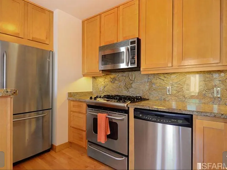 Kitchen - convenient bottom freezer, super quiet Bosch dishwasher