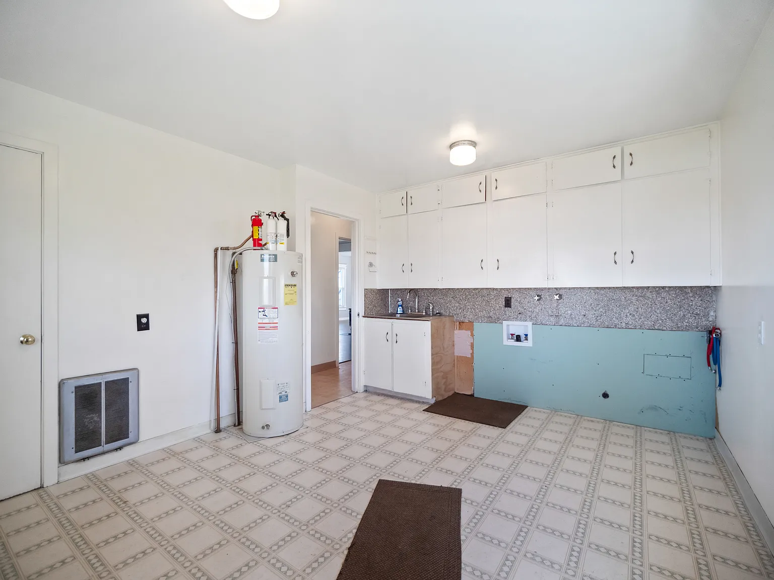 4 bed, 2400 sqft, $1,600 — Photo 1