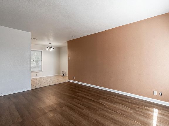2nd image of 2404 Glendale Dr