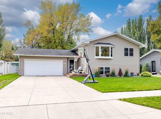 804 Great Plains Ct, Grand Forks, ND 58201