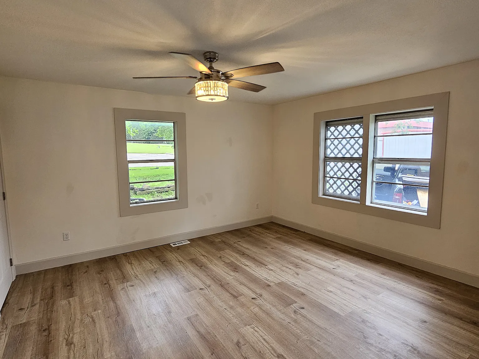 3 bed, 1250 sqft, $1,285 — Photo 2