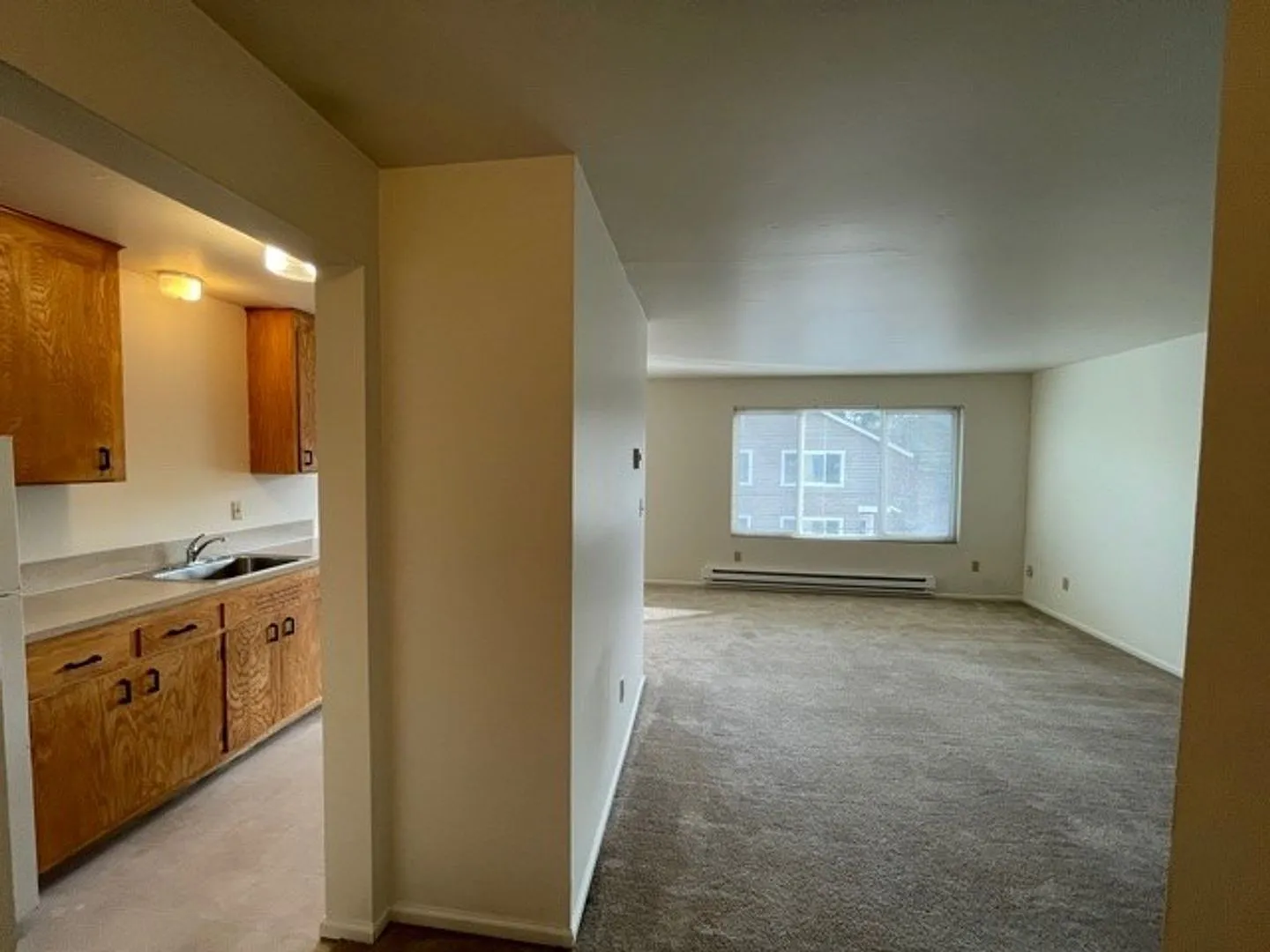 (3C) Corner Manor — Photo 1