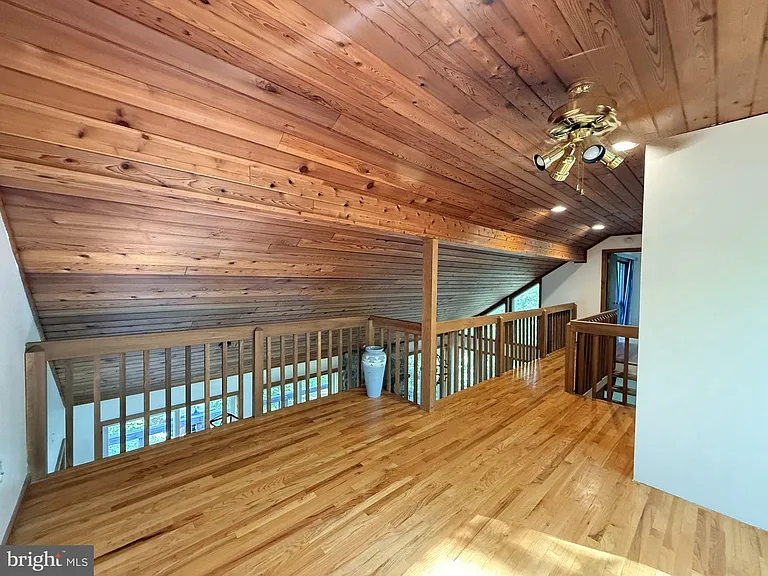 5375 Woodbridge Dr E — Photo 23