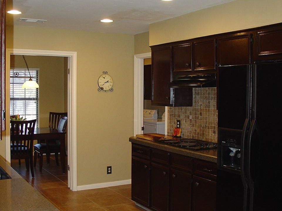 Refrigerator,tile floors,granite.