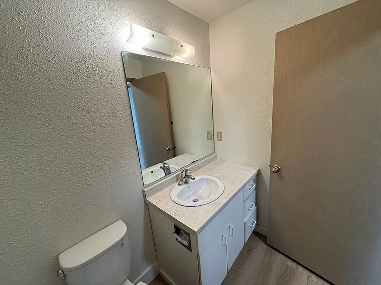 708 NE Avery St — Photo 25