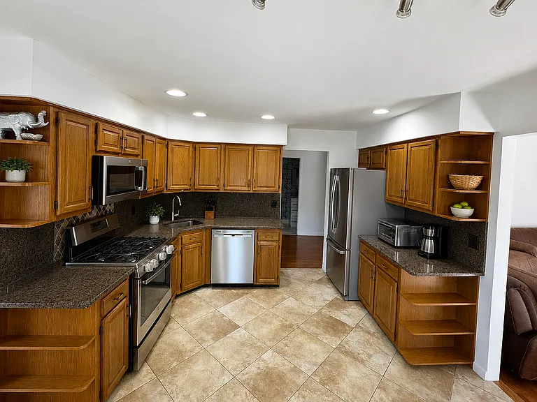 212 Parkside Dr — Photo 3