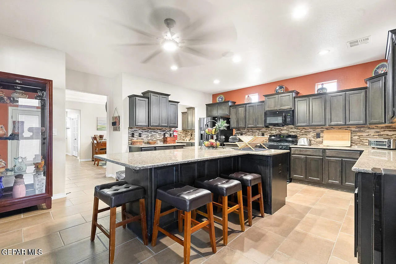 5 bed, 2.5 bath, 3051 sqft, $3,000 — Photo 4