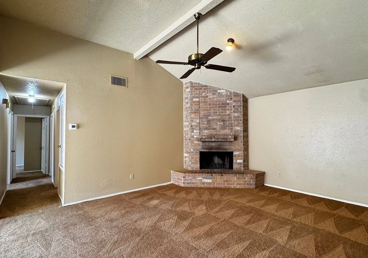 Well-maintained 3 bedroom, 2 bath home - 1,234 sq. ft. - Convenient San Antonio location near Lac... — Photo 4