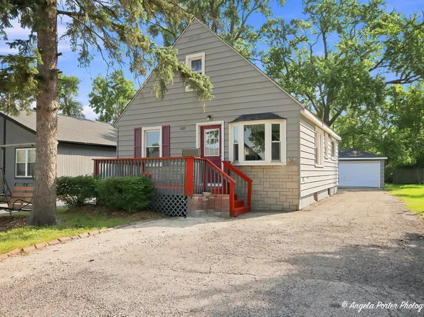 1621 Round Lake Dr, Round Lake Beach, IL 60073
