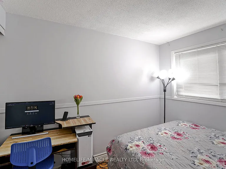 30 Hoskins Sq — Photo 23