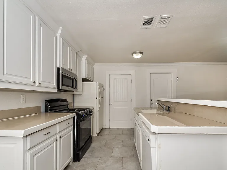 814 W College St — Photo 8