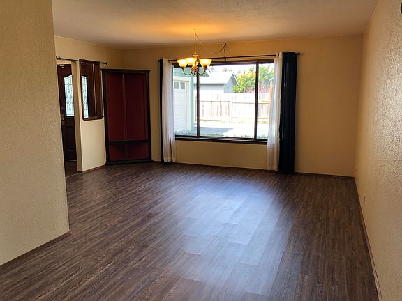 4th image of 520 Herrick Ave