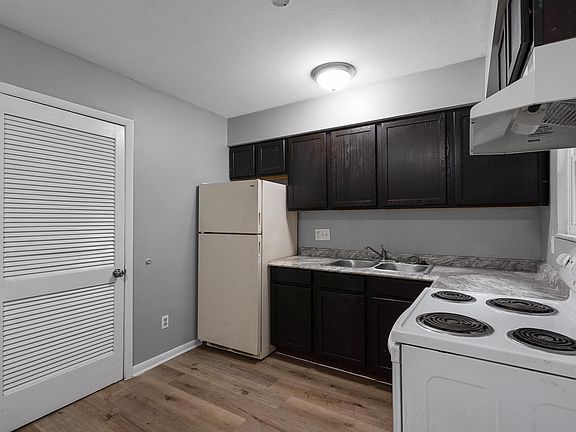 4th image of 11 Townhouse Ct #11