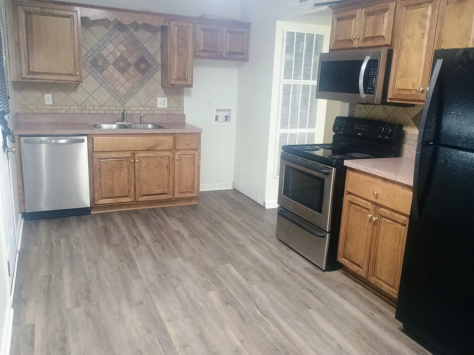 3 bed, 950 sqft, $1,400 — Photo 2