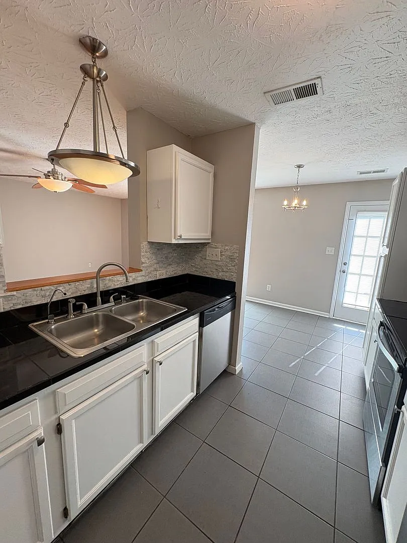 Stunning 3 Bedroom Single Family Home — Photo 4