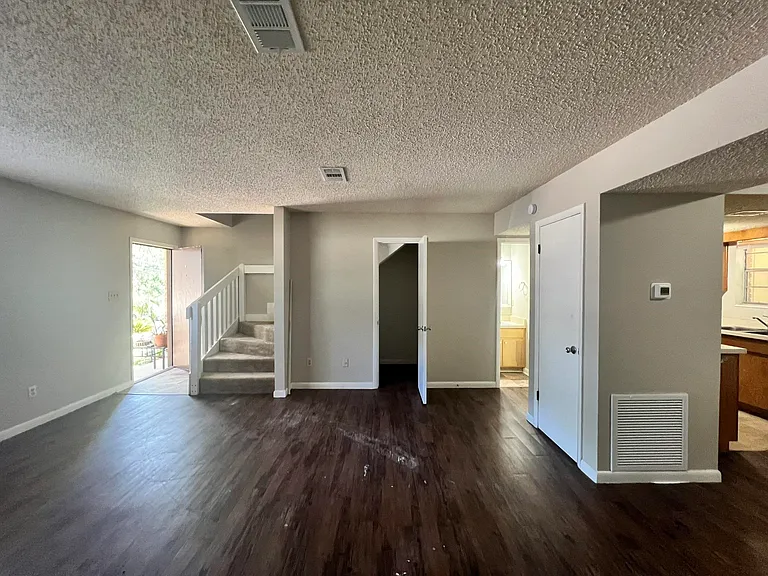 2406 Ramblewood Ct #B — Photo 4