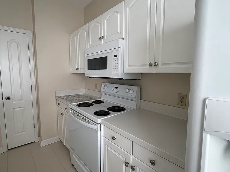 200 Willow Green Dr #B — Photo 2