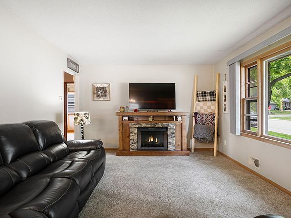 5th image of 213 7th Ave NE