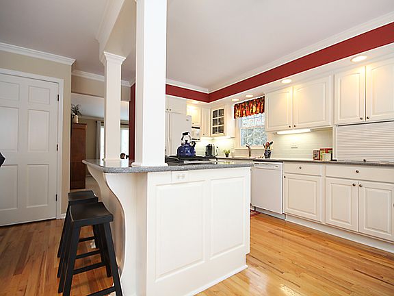3rd image of 16 Southgate Crse