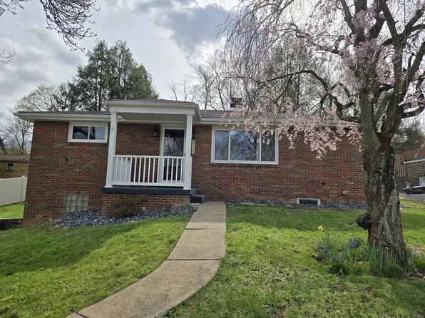 105 Horseshoe Dr, White Oak, PA 15131
