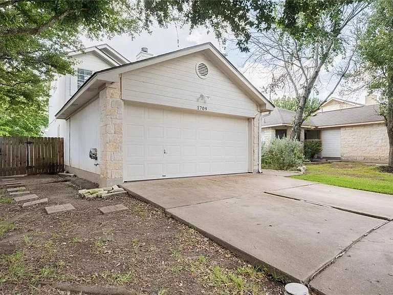 1709 Royal Ascot Dr — Photo 2