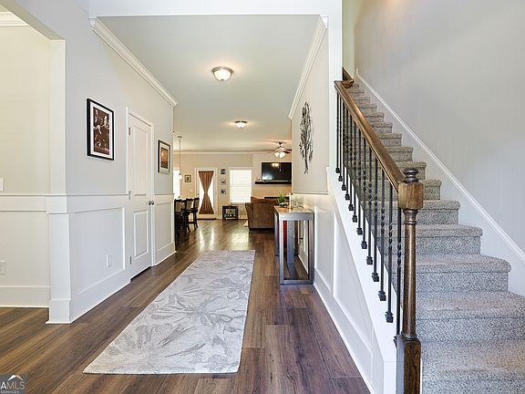 3rd image of 20 Hawthorn Ln