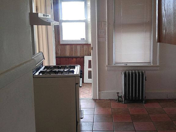 4th image of 131 Brookwood St