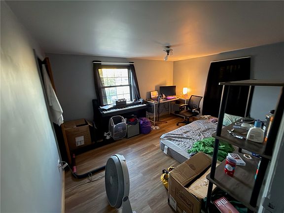 5th image of 215 Lowell St