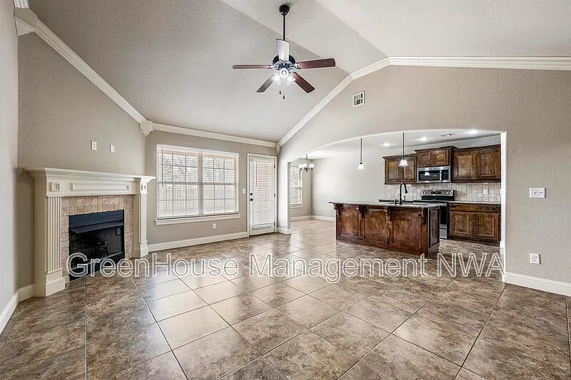 4 bed, 2.0 bath, 1852 sqft, $2,140 — Photo 4
