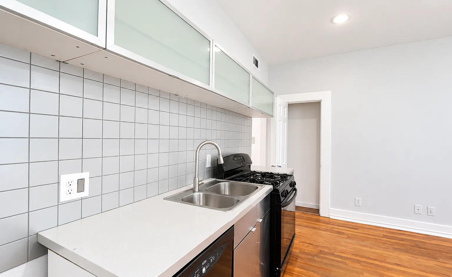1 bed, 900 sqft, $1,200 — Photo 4