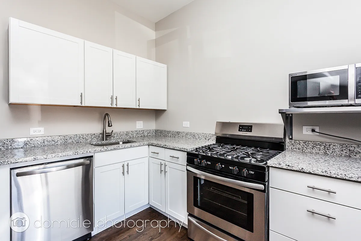 Building Photo - 1057 W Cornelia Ave #1