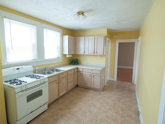 Large eating-Kitchen, with ceramic tiles, large windows.