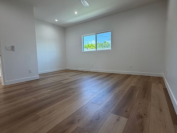 3rd image of 5436 1/2 Kester Ave
