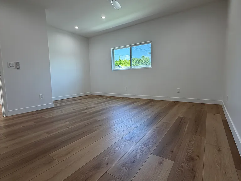 5436 1/2 Kester Ave — Photo 3
