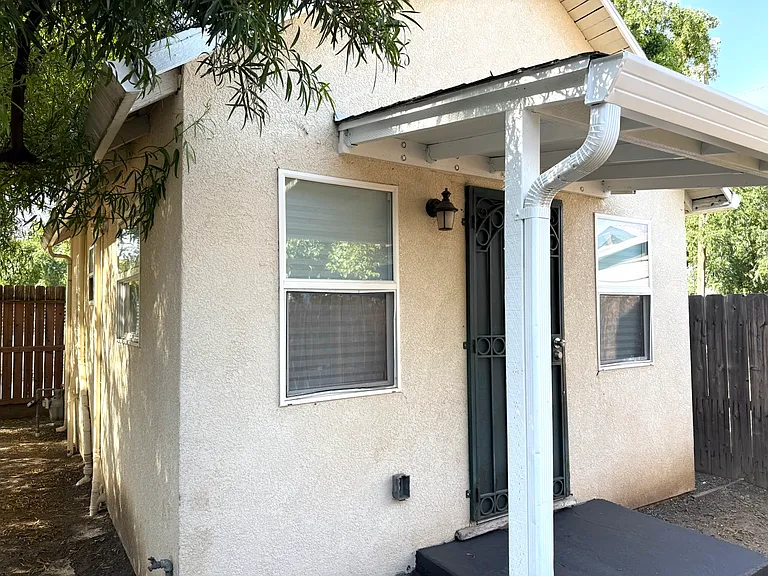 2133 E Washington St — Photo 17