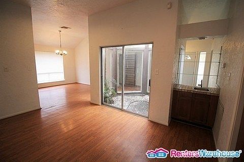 4th image of 15323 Oak Terrace Dr