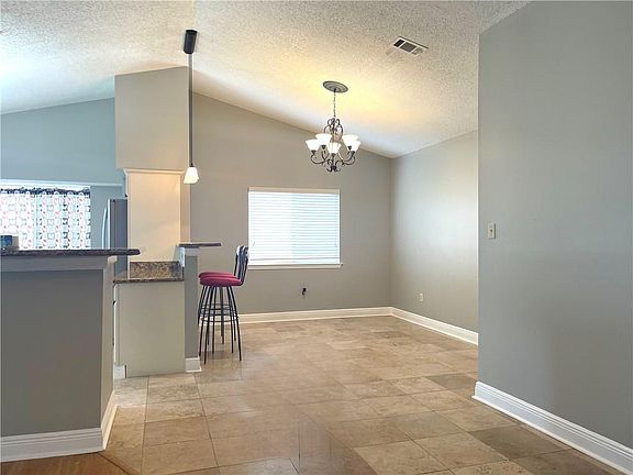 4th image of 1040 Fairfax Dr