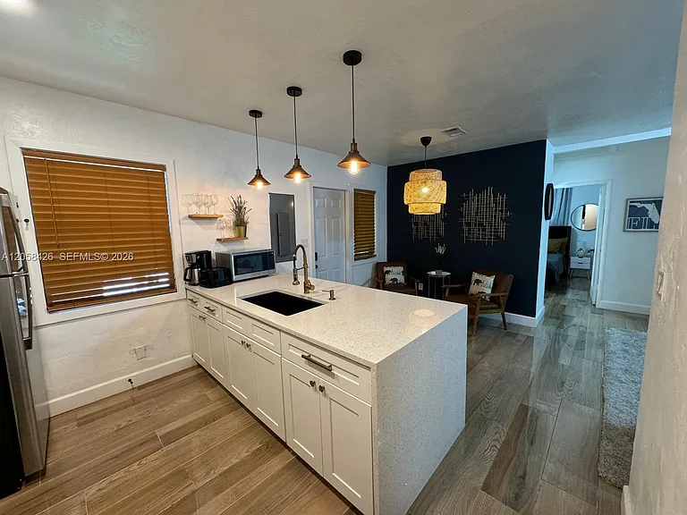 207 SW 11th St — Photo 4