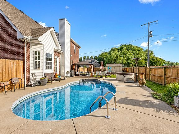 3rd image of 220 Iroquois Dr