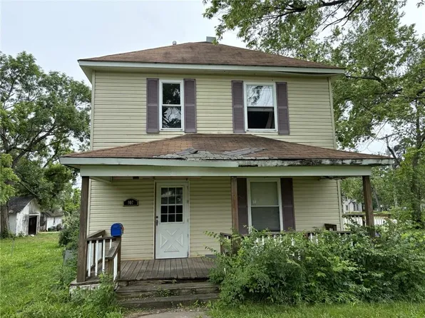 907 Pecan St, Humboldt, KS 66748