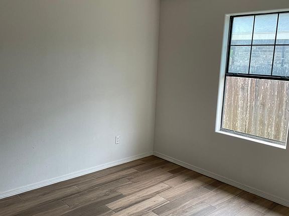 5th image of 909 Alexandria Ave
