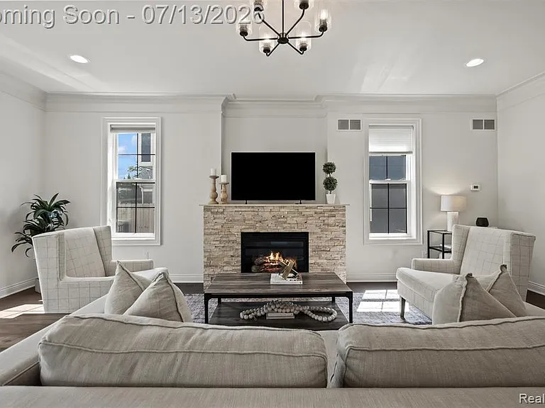 1049 Chapin Ave — Photo 9