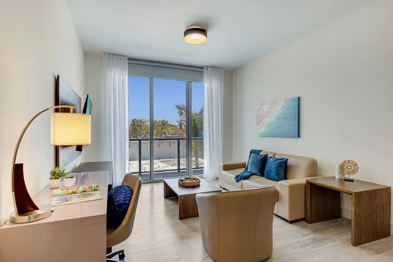 1 bed, 1.0 bath, 742 sqft, $4,673 — Photo 4
