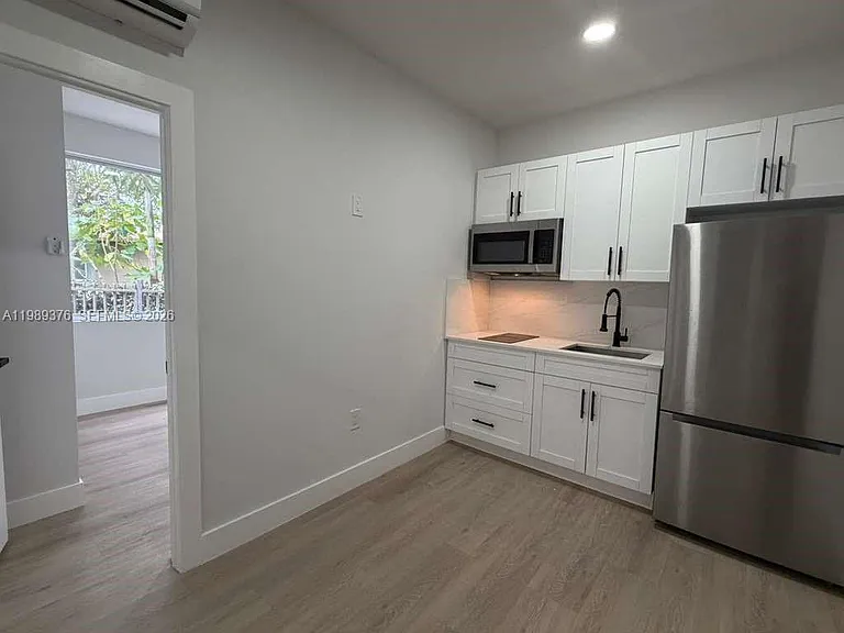 2425 SW 6th St #10 — Photo 4